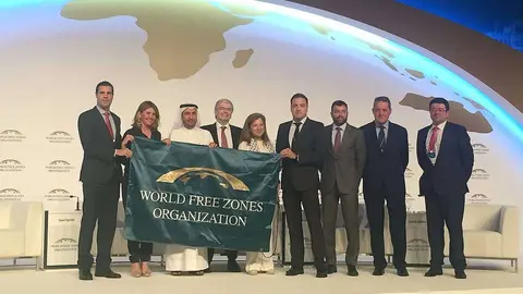  Foto de familia de la Asociación Europea de Zonas Francas tras recoger la bandera que designa a Barcelona como anfitriona de la cita de 2019. (EL CORREO)