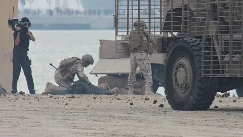 Un camarógrafo en una operación militar de EAU. (EL CORREO)