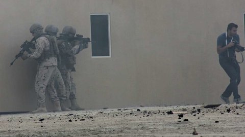 Un fotógrafo en una operación militar de EAU. (EL CORREO)