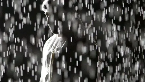 Un visitante en la Sala de la Lluvia de Sharjah.