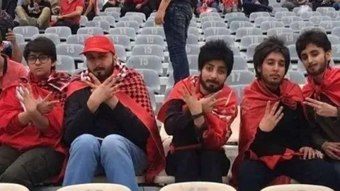 Una de las fotos de las jóvenes disfrazadas de hombres en el campo de fútbol iraní.