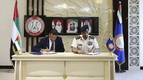 Firma del memorando entre la Policía de Abu Dhabi y el First Abu Dhabi Bank.