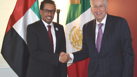 El embajador emiratí en México -izquierda- junto al secretario de Transporte -derecha-. (Wam)