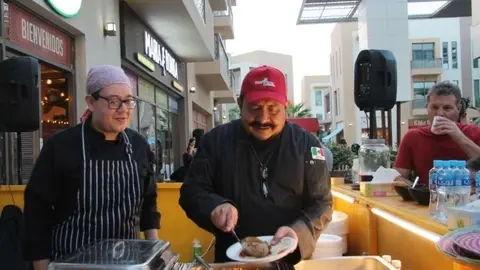 Ernesto Cad Vera sirviendo tacos (ELCORREO)