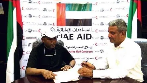 Saeed Al Ali, director de ERC en Adén, y Waheeb Al Hakeemi, subsecretario de la Gobernación de Taiz, firman el acuerdo para la implementación de los proyectos del Año de Zayed. (WAM)