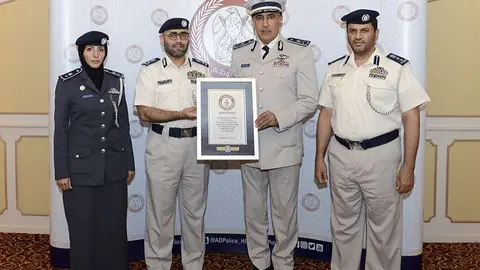 Mohammed Khalfan Al Rumaithi, comandante en jefe de la Policía de Abu Dhabi, recibió el certificado de Guinness World Records. (Policía de Abu Dhabi)