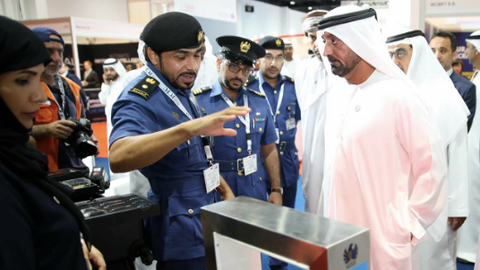 El jeque Saeed durante su visita por la Airport Show 2018 de Dubai. (Wam)