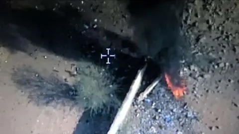 Momento del impacto de una ataque aéreo de EAU en Yemen. (Wam)