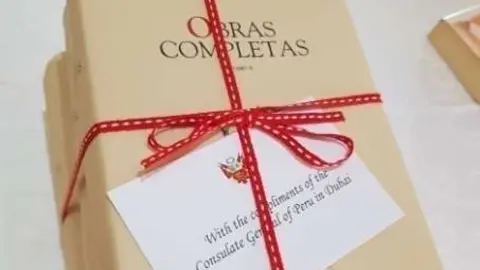 Donación de libros por parte del Consulado de Perú en Emiratos a la Sorbona. (Cedida)