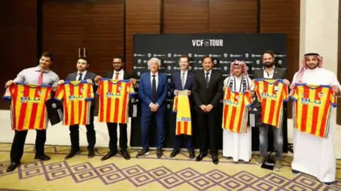 La expedición del Valencia recibida por el embajador en Arabia. 