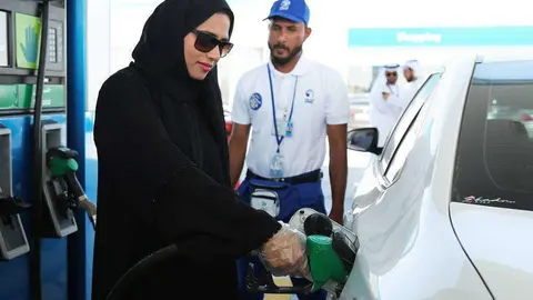 Una mujer llena el depósito de su automóvil mediante autoservicio en una gasolinera de ADNOC Distribution. (ADNOC Distribution)