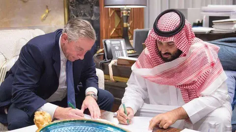 Klaus Kleinfeld, CEO de NEOM, con el príncipe heredero de Arabia Saudita, Mohammed bin Salman.