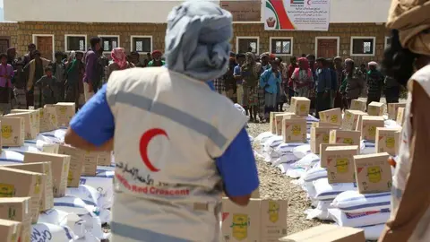 Entrega de ayuda humanitaria en Hadramaut. (WAM)