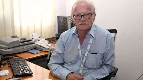El periodista Peter Hellyer, en su despacho del National Media Council de Abu Dhabi. (EL CORREO)