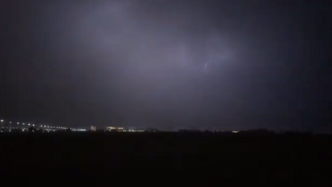 Los rayos iluminan Red Island en Ras Al Khaimah en la madrugada de este viernes. (NMC)