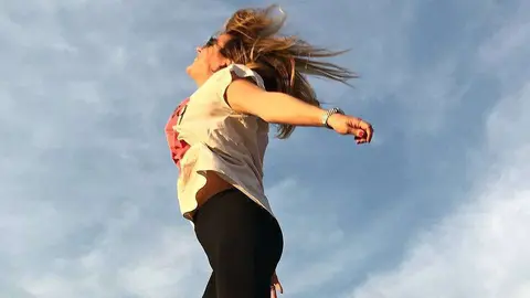 La escritora Asunta López salta en el desierto de Emiratos Árabes. (Cedida)