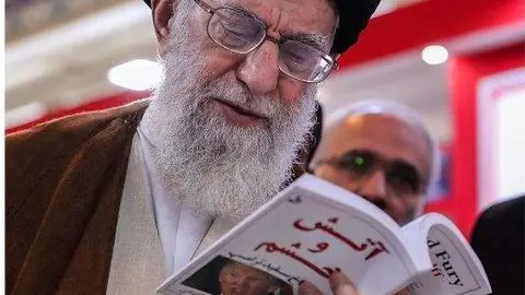El líder supremo de Irán, el ayatolá Alí Jamenei, leyendo una traducción al persa del libro "Fuego y furia" del periodista estadounidense Michael Wolff.