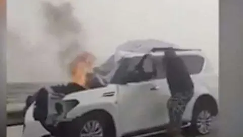 Captura de pantalla del coche en llamas en una carretera de Dubai.