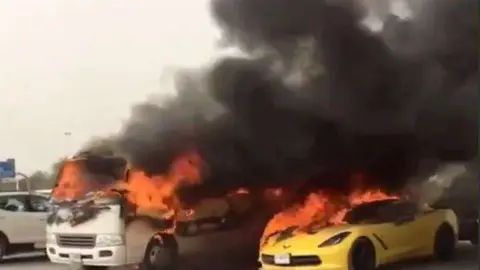 Imagen de Twitter de los automóviles ardiendo en Dubai Outlet Mall.
