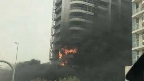 La imagen de Twitter muestra las llamas en un edificio de Dubai Marina.