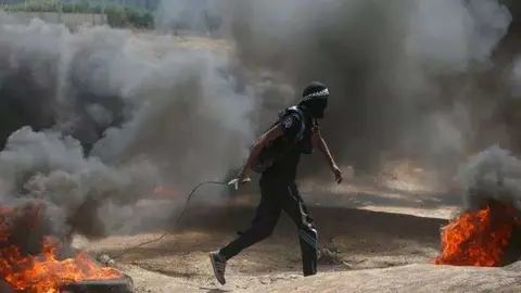 En la imagen de Reuters, un palestino en la frontera de Gaza con Israel.