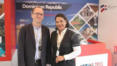 El director del Festival Iberoamericano, Manuel H. Martín, con la directora de general de Cine de la República Dominicana, Yvette Marichal, tras la firma del acuerdo en Cannes. (Cedida)