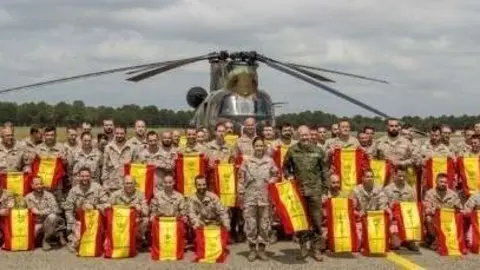 Foto de familia de los militares españoles antes de partir a Irak.