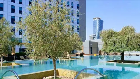Una vista del Hyatt Capital Gate desde el hotel Aloft en Abu Dhabi. (EL CORREO)