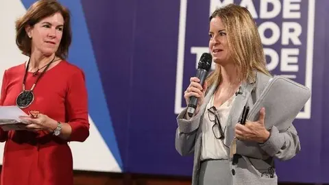 Eva Martín -derecha- y María José Fernández Nebreda, redactora jefe y productora, respectivamente de MyM Merchan, durante el desarrollo de una de sus ponencias. (Cedida)
