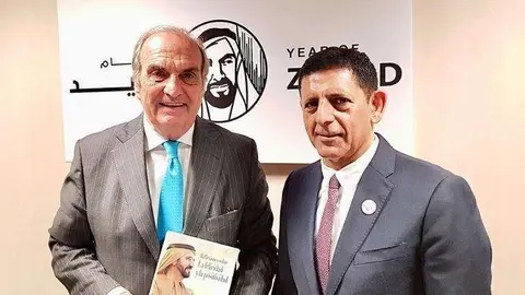 A la derecha de la imagen, Salem Al Owais, cónsul de EAU en Barcelona.