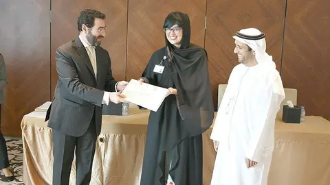 El embajador de Colombia en Emiratos Árabes Unidos, Faihan Al-Fayez Chaljub, entrega el diploma a una de las alumnas en presencia del viceministro de Relaciones Exteriores para Asuntos de Organizaciones Internacionales de EAU, Yacoub Al Hosani. (Cedida)