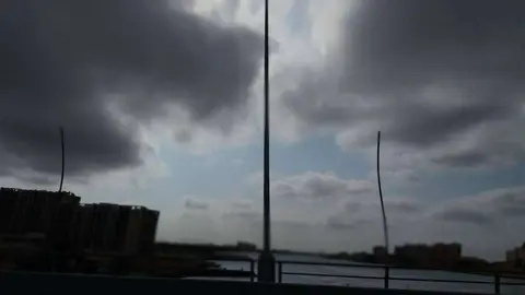 Nubes en el cielo de Abu Dhabi este domingo. (EL CORREO)