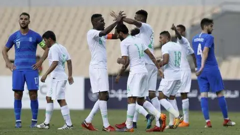 En la imagen de EFE, los futbolistas saudíes celebran la victoria en Sevilla.