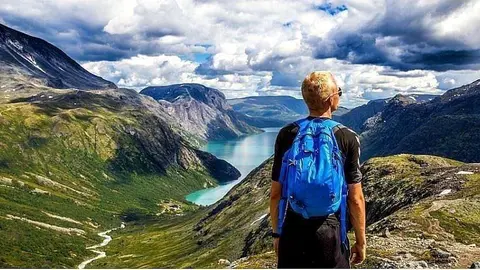 Viajar supone abrir la mente y poder enriquecerla a través de imágenes, destinos, personas y comidas diferentes, algo que alimenta el alma y el espíritu.