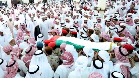 Un momento del entierro de un sargento fallecido en Yemen. (WAM)