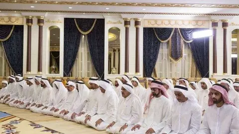 Los gobernantes de los siete emiratos rezan durante el iftar.