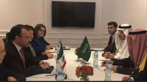 El ministro de Exteriores de Arabia Saudita durante la reunión con funcionarios mexicanos.
