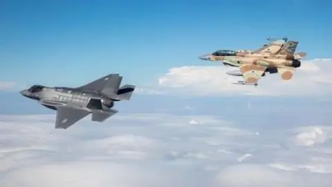 Un caza F-35 israelí vuela con otro F-16.