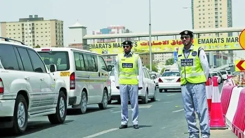 Agentes de la Policía de Ajman controlando el tráfico. (Policía de Ajman)