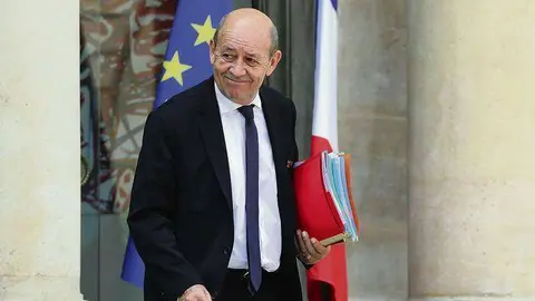 Jean-Yves Le Drian, ministro de Asuntos Exteriores francés, deja el Palacio Presidencial en París.