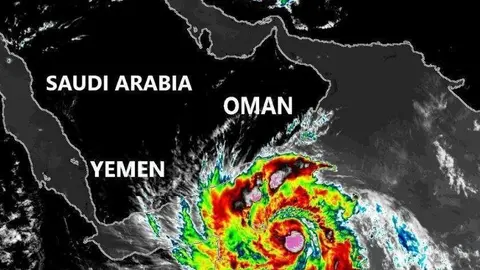 La imagen de satélite muestra como el ciclón llega a Omán.