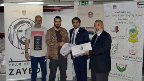 Funcionarios en la Embajada de Emiratos Árabes en Madrid.