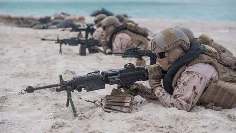Fuerzas Armadas de EAU en acción durante un ejercicio militar.