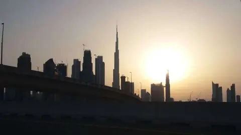 Atardecer en el centro de Dubai. (EL CORREO)