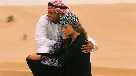 Sara Uribe y Guarín vestidos con ropa tradicional de Emiratos Árabes.