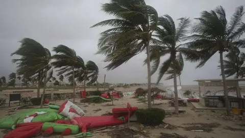 Un ciclón a su paso por una playa de Omán. (Fuente externa)