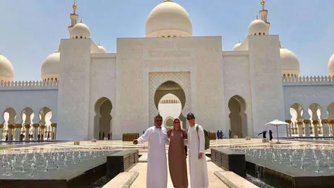 La familia Raies en la Gran Mezquita Zayed de Abu Dhabi. (Cedida)