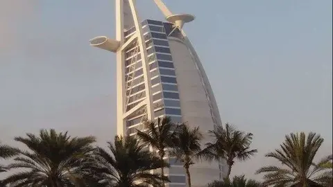 La zona de Madinat Jumeirah con el Burj Al Arab al fondo. (EL CORREO)
