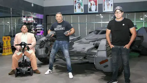 De izquierda a derecha, Mario Vallejo, responsable de ProEcuador en Dubai; el empresario Amire Adile, comprador del vehículo; y Andrés Quirola, ante el vehículo en el centro comercial Dubai Mall en Emiratos Árabes. (EL CORREO)