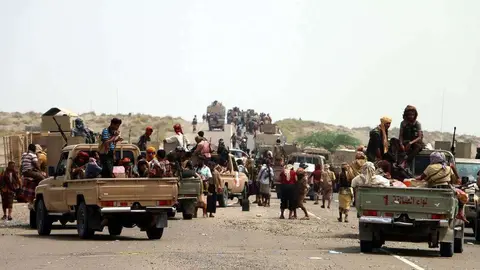 Las Fuerzas yemeníes después de tomar una carretera que dirige al puerto de Hodeida. (EPA)